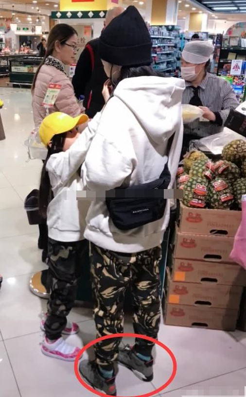 李小璐带甜馨逛超市照片曝光 李小璐pgone情侣鞋又是怎么回事