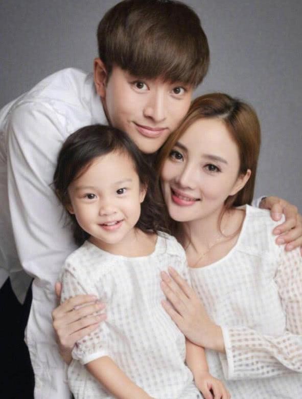 贾乃亮为甜馨庆生屏蔽李小璐，一家三口合影如今成奢侈