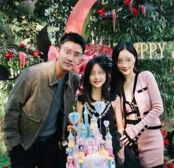 离婚明星夫妻高调同框！离不开同一个理由！网友：就我猜到？