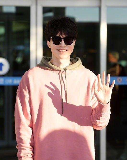 雕刻美男李栋旭机场秀, 粉色卫衣配牛奶皮肤, 简直是行走的日光灯