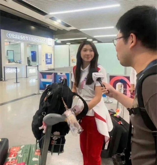 鲜妆素颜的吴艳妮，让人刮目相看！网友惊呼：素颜更有魅力