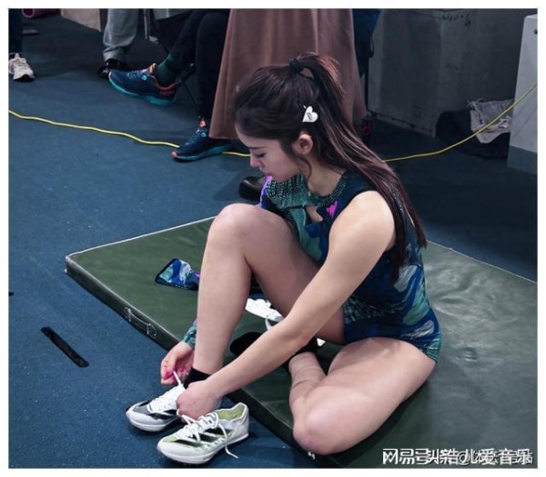人红是非多！吴艳妮穿连体三角裤惹争议，网友：夏思凝都没这么穿