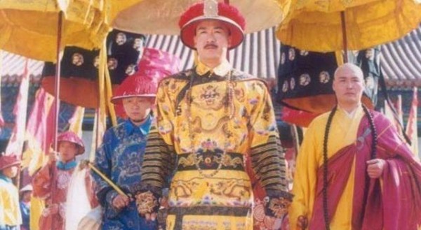 他是最经典的三德子, 娶小15岁娇妻, 如今在山中养鸡