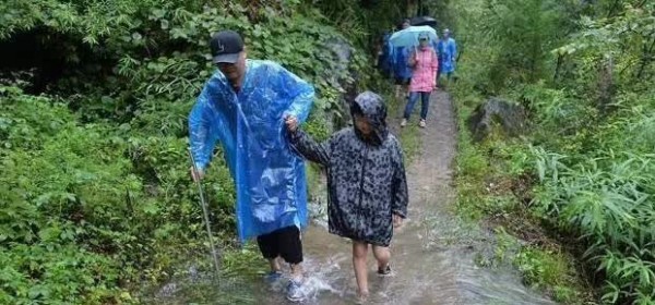 他靠"三德子"一角红遍大江南北，为何如今却隐身山林专心养鸡？