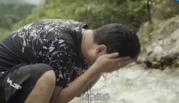 他靠"三德子"一角红遍大江南北，为何如今却隐身山林专心养鸡？