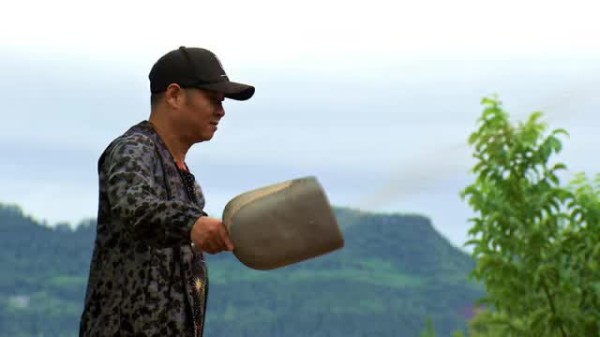 他靠"三德子"一角红遍大江南北，为何如今却隐身山林专心养鸡？