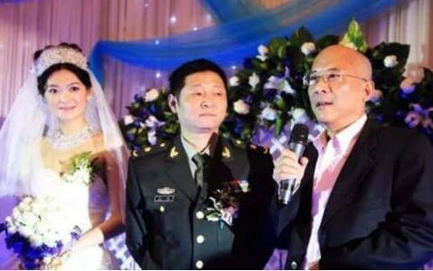 他是最经典的三德子, 娶小15岁娇妻, 如今在山中养鸡