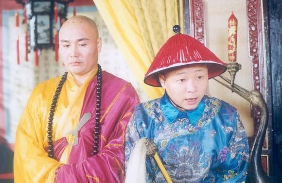 三德子赵亮隐居山林开养鸡场, 模特妻子陪伴在右