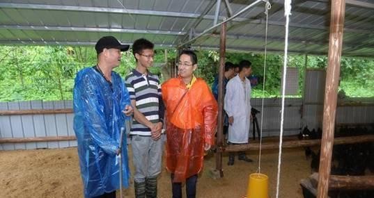 三德子赵亮隐居山林开养鸡场, 模特妻子陪伴在右
