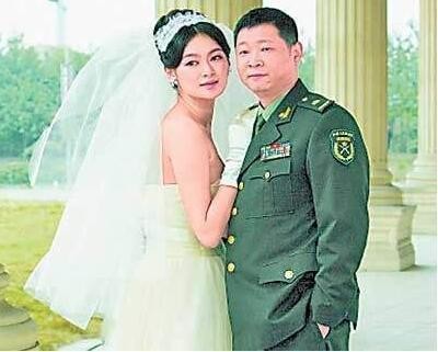 他是最经典的三德子, 娶小15岁娇妻, 如今在山中养鸡