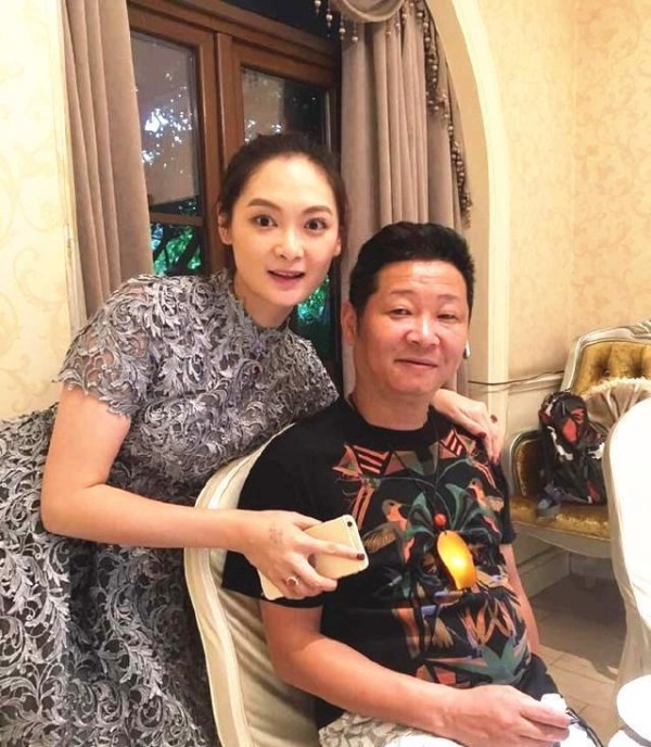 三德子赵亮隐居山林开养鸡场, 模特妻子陪伴在右