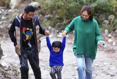 三德子赵亮隐居山林开养鸡场, 模特妻子陪伴在右