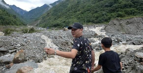 三德子赵亮隐居山林开养鸡场, 模特妻子陪伴在右