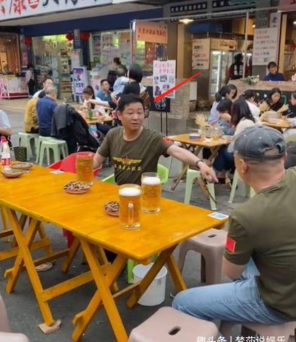 “三德子”赵亮吃路边摊，身家上亿却打扮朴素，娶超模娇妻有两子