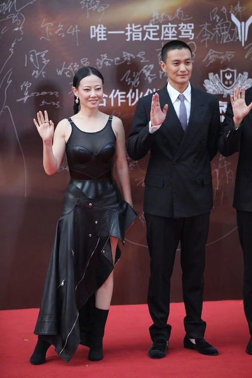 前面换成张小斐_明星互换礼物反应耐人寻味，谁强颜欢笑，谁真心喜欢，一目了然