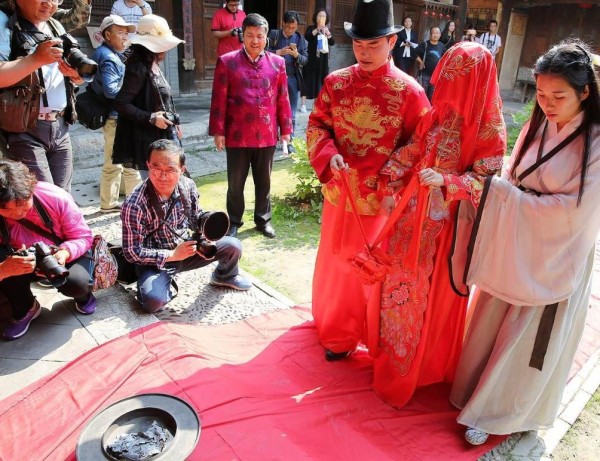 婚礼为什么要用红地毯？新娘为什么不能落地，非要踩红毡才行吗？
