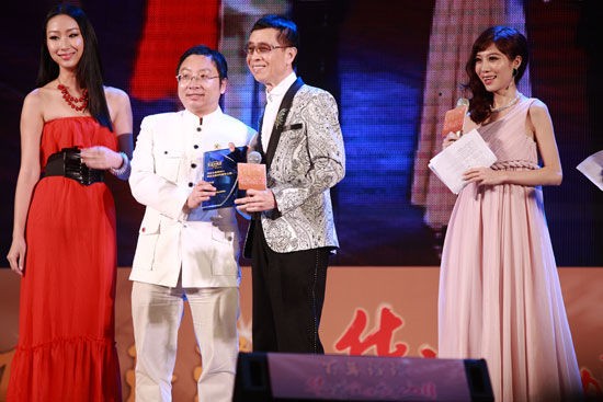 华语金曲奖总策划游威为叶振棠颁发殿堂大奖