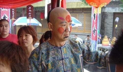 明星片场休息会干什么？李易峰挠痒痒，刘诗诗娜扎自拍，他最搞笑