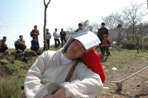 明星片场休息会干什么？李易峰挠痒痒，刘诗诗娜扎自拍，他最搞笑