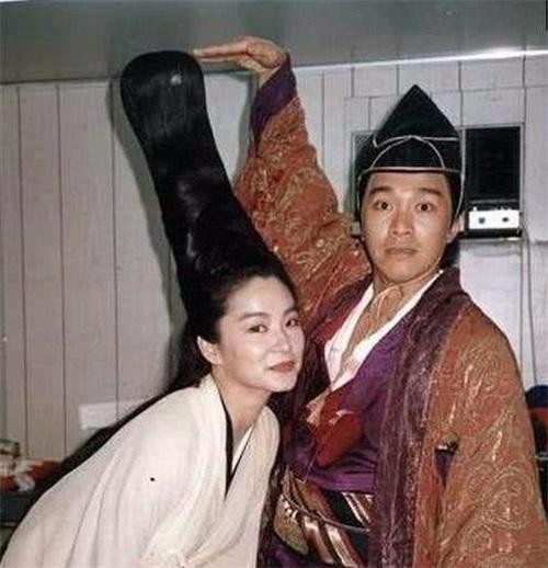 明星片场休息会干什么？李易峰挠痒痒，刘诗诗娜扎自拍，他最搞笑