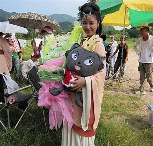 明星片场休息会干什么？李易峰挠痒痒，刘诗诗娜扎自拍，他最搞笑