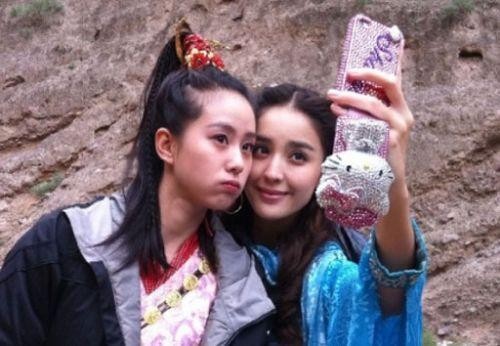 明星片场休息会干什么？李易峰挠痒痒，刘诗诗娜扎自拍，他最搞笑