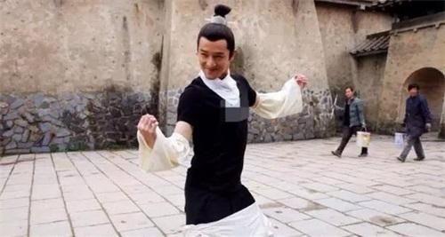 明星片场休息会干什么？李易峰挠痒痒，刘诗诗娜扎自拍，他最搞笑