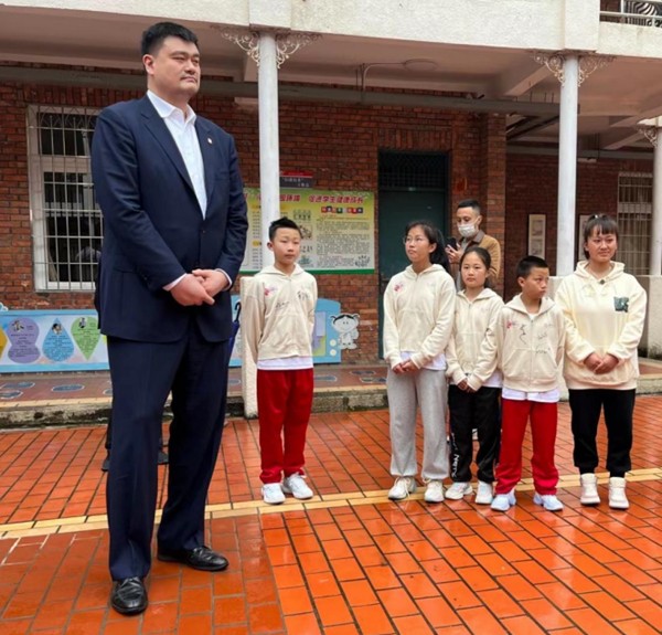 姚明现身厦门鼓浪屿 参加CBA全明星周末公益活动