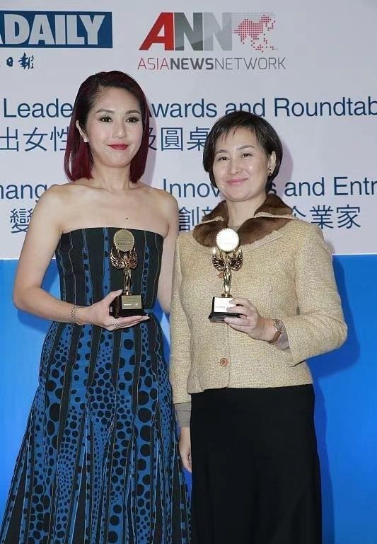 何超琼同框杨千嬅，不修边幅依旧赢很大，矮一截气场却更强