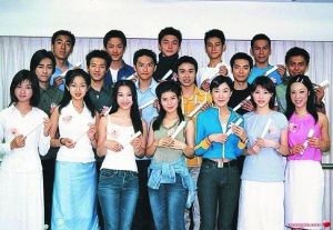 1999年艺员训练班：林峰(后排左二)、杨怡(前排右三)、徐荣(后排右一)等。