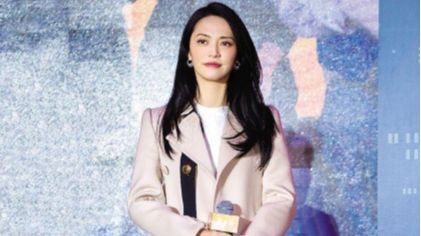 姚晨穿超短裙带女儿拍写真，小小年纪大长腿吸睛，模仿妈妈太可爱