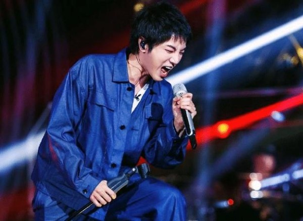周深音乐排行榜崭露头角，最新名次揭晓，成为耀眼新星！