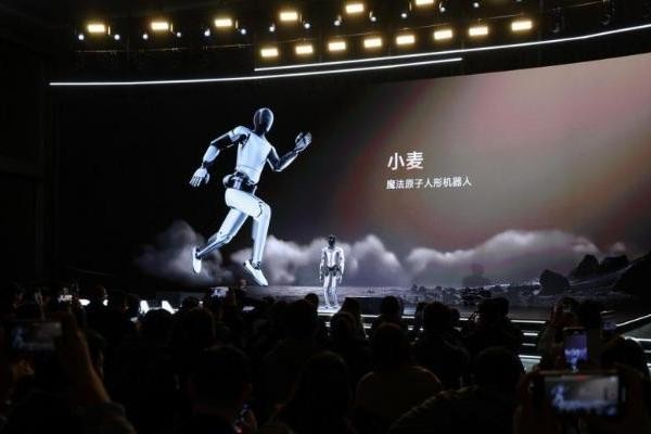 硅基主持人开麦追觅2025生态发布会 魔法原子人形机器人小麦完成主持生涯首秀!