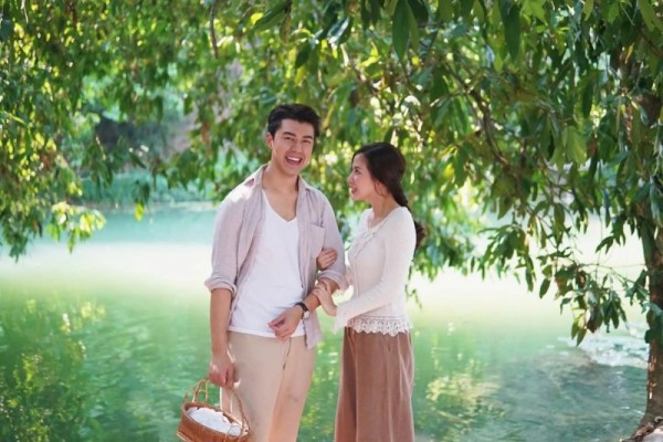 泰剧《皇家项链》花絮释出,Baifern和Nine两人穿着复古,看起来非常登对(图片来源:IG@makerjgroup)