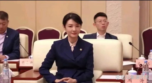 昆凌为代言彩妆和杂志拍摄，换上...@云影漫时光的动态