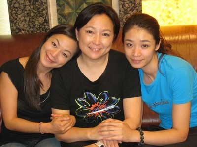 阿雅、方芳、杨婷。她们见面没几天已显得非常亲密方芳爱戏
