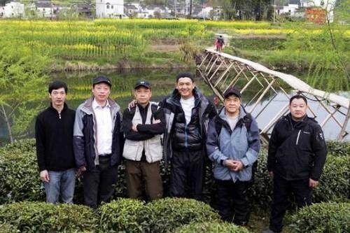 来自农村贫困小家庭的明星，凭借自身努力，在演艺圈撑起一片天