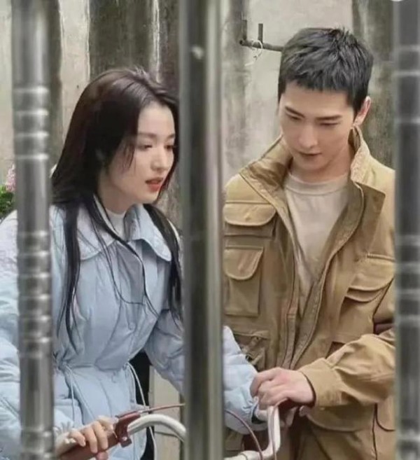 杨洋和王楚然登上热搜，网友曝出在马尔代夫看到俩人海边热吻