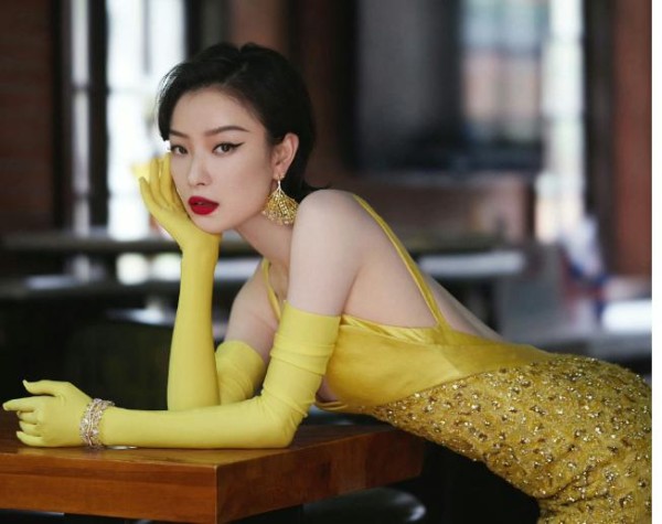 这一夜，倪妮的速度，成了半透视、高开叉红毯女星们的“教科书”
