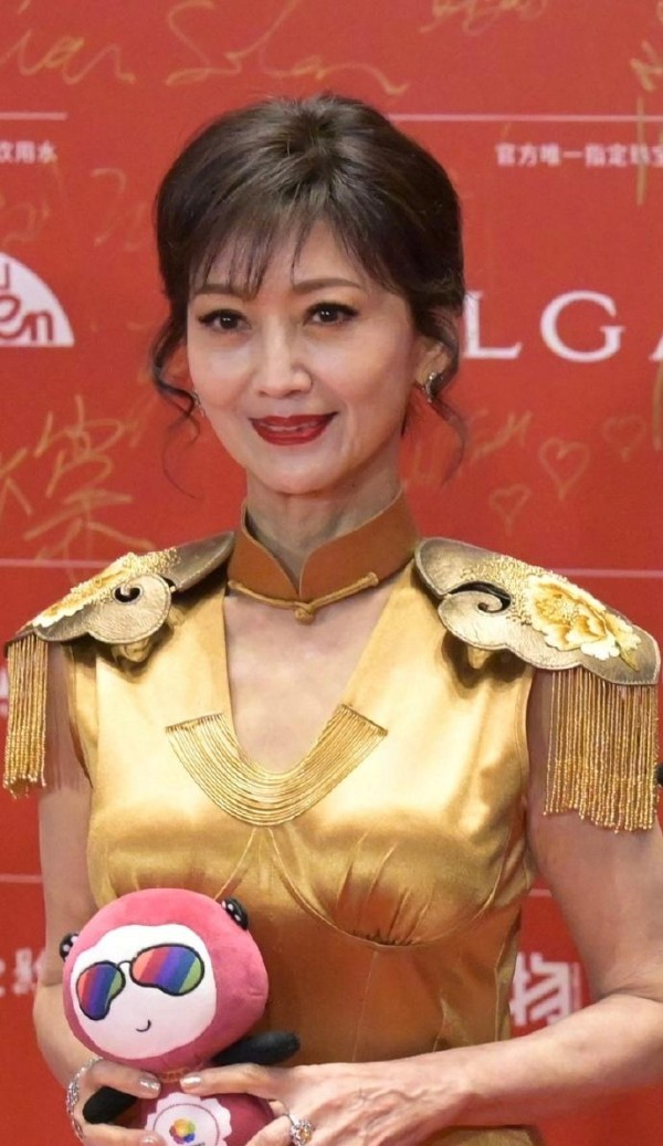 北影节闭幕红毯成“比美修罗场”，无修生图暴露明星真实状态