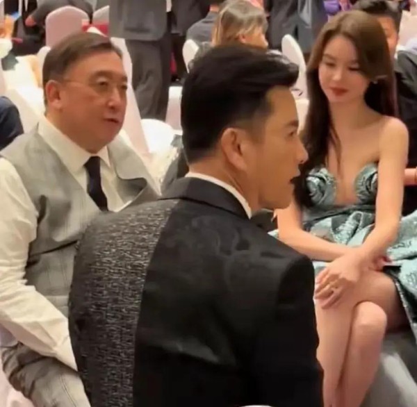 明星红毯：西装与裙摆交锋，魅力背后的真实故事揭秘！