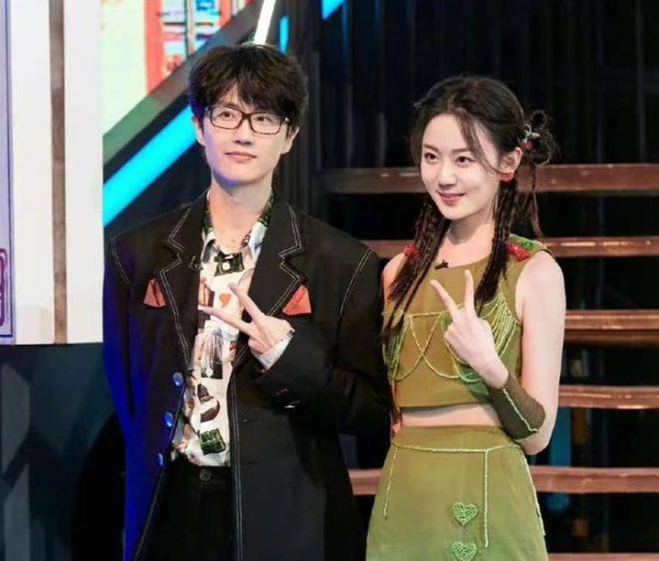 “许嵩女友”上热搜了！凭衣品圈粉，每一套都好少女爱惨了她