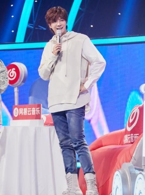 罗志祥穿潮牌街拍，站姿都像极了周扬青，网友：难怪能在一起9年