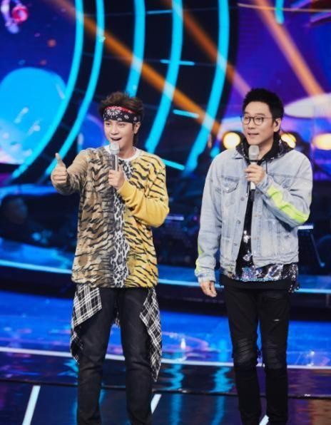 罗志祥穿潮牌街拍，站姿都像极了周扬青，网友：难怪能在一起9年