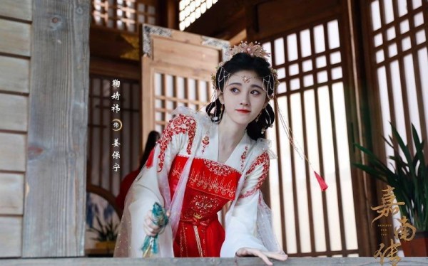 <a style='color:#f10404;' href='https://www.mingxing.cc/ ' target='_blank'>明星</a>美妆哪家强？鞠婧祎简直是天花板级别<strong></p> <p>鞠婧祎</strong>！