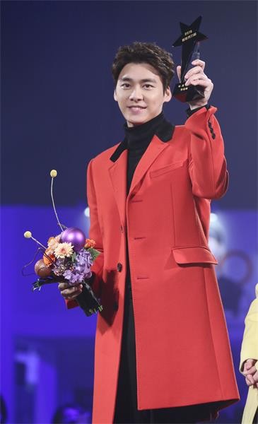 李易峰获明星实力榜年度人物