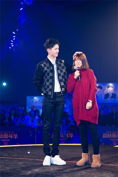 刘昊然摸头杀