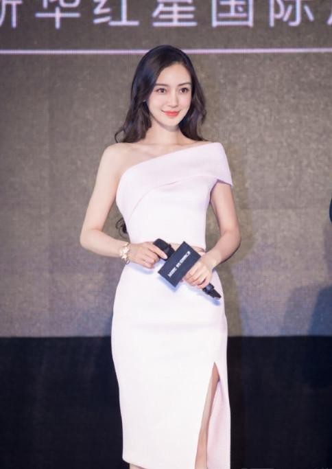 她14岁模特出道，曾与杨幂刘诗诗齐名，时尚美丽却饱受争议！