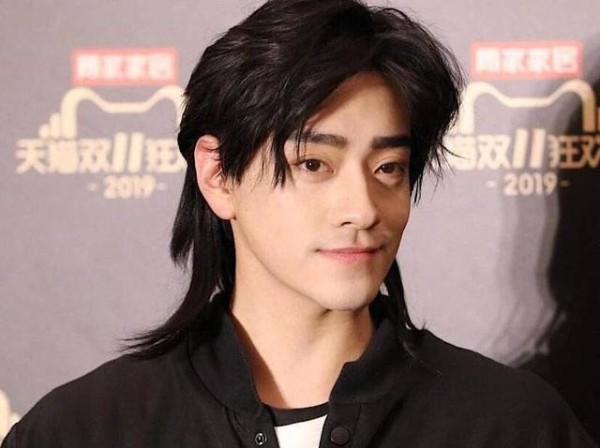 郑云龙，沉迷音乐剧的歌唱家，舞台剧中的重要新生代男演员