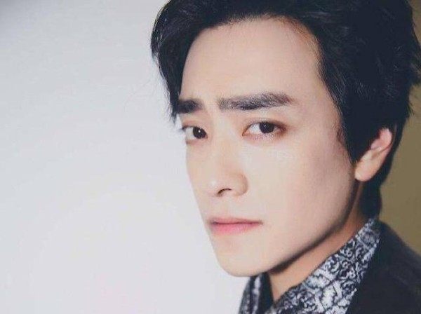 郑云龙，沉迷音乐剧的歌唱家，舞台剧中的重要新生代男演员